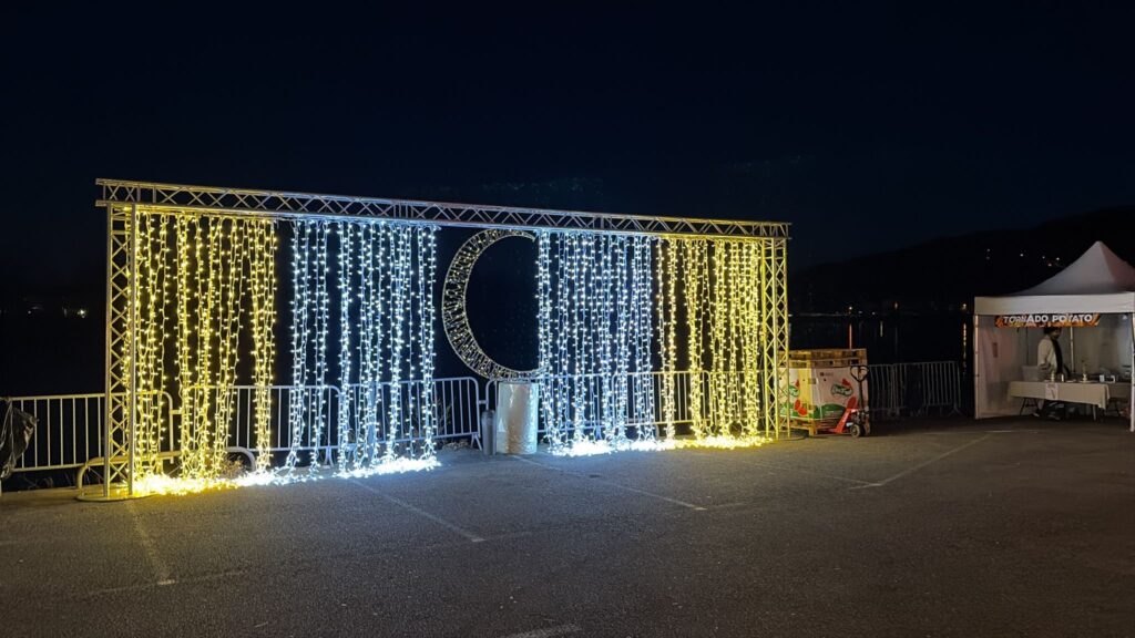 GUIRLANDES LUMINEUSES - RIDEAUX BLANCS CHAUDS ET FROIDS VERTICAUX